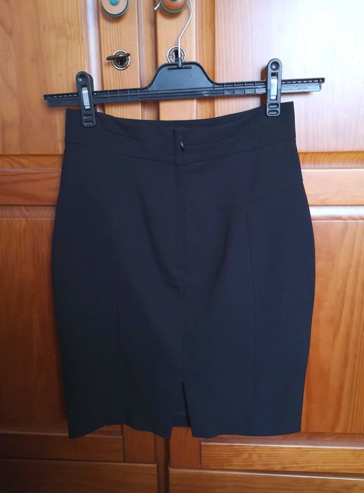 Saia estilo executivo preta H&M, tamanho 36
