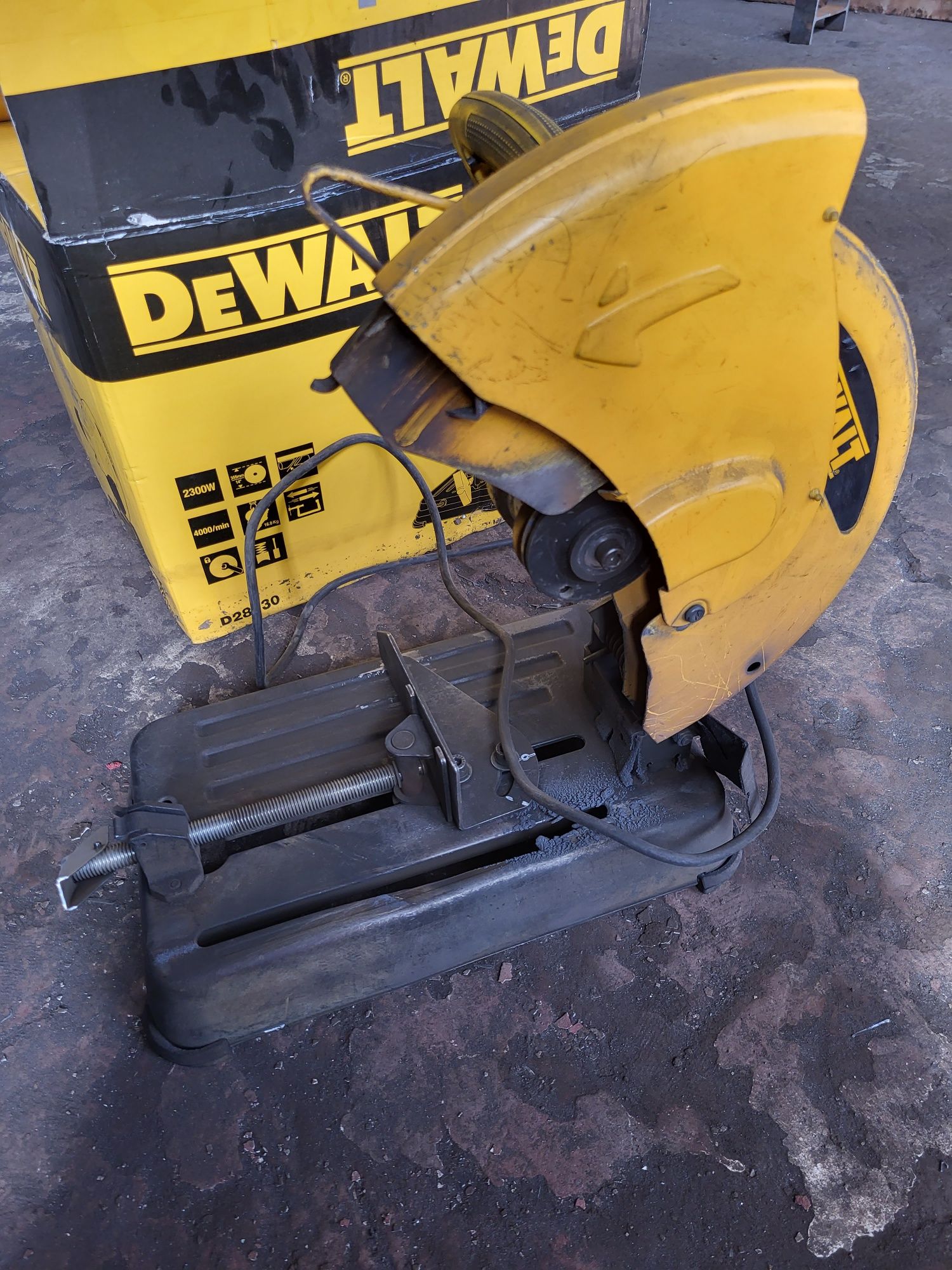 Пила монтажна DeWALT D28730