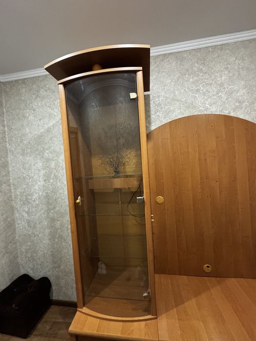 Продам сервант з тумбою