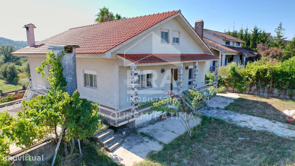 Moradia T5 localizada na periferia da cidade de Ourém.