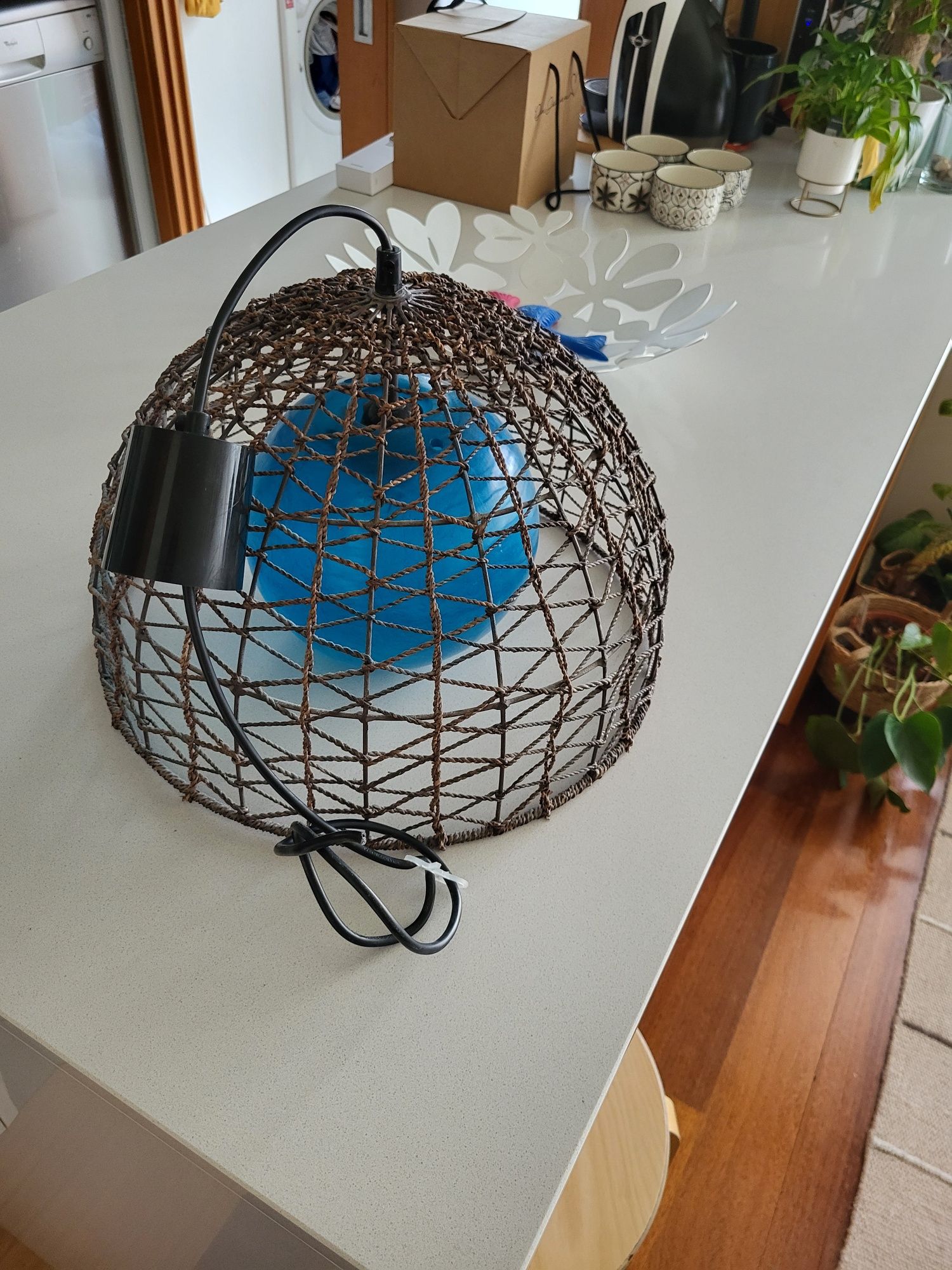 Candeeiro em corda com globo azul