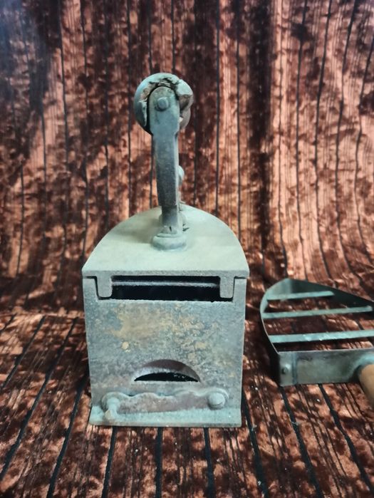 Ferro de engomar antigo a carvão