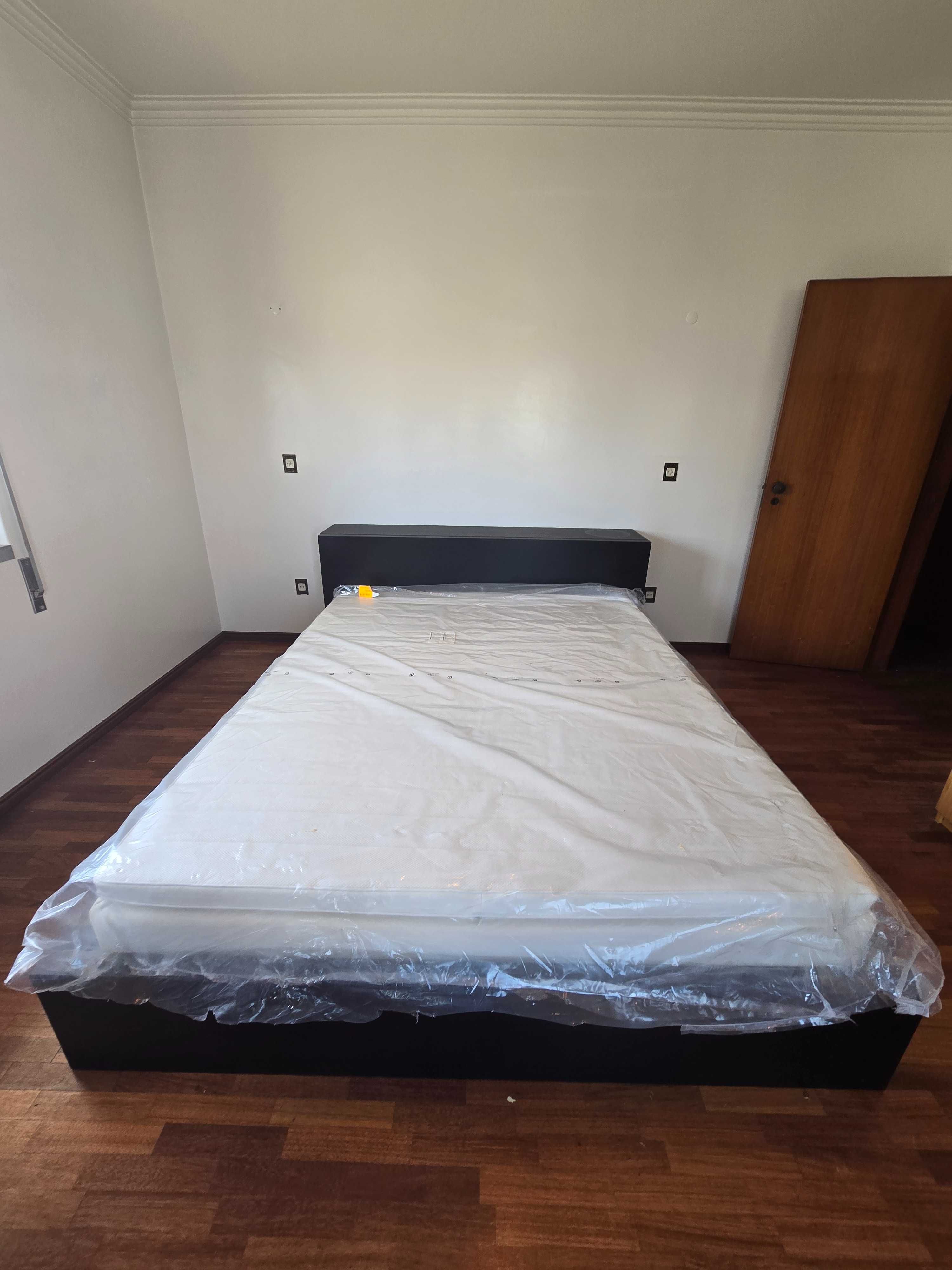 Cama de casal com cabeceira e mesas de cabeceira (colchão incluído)