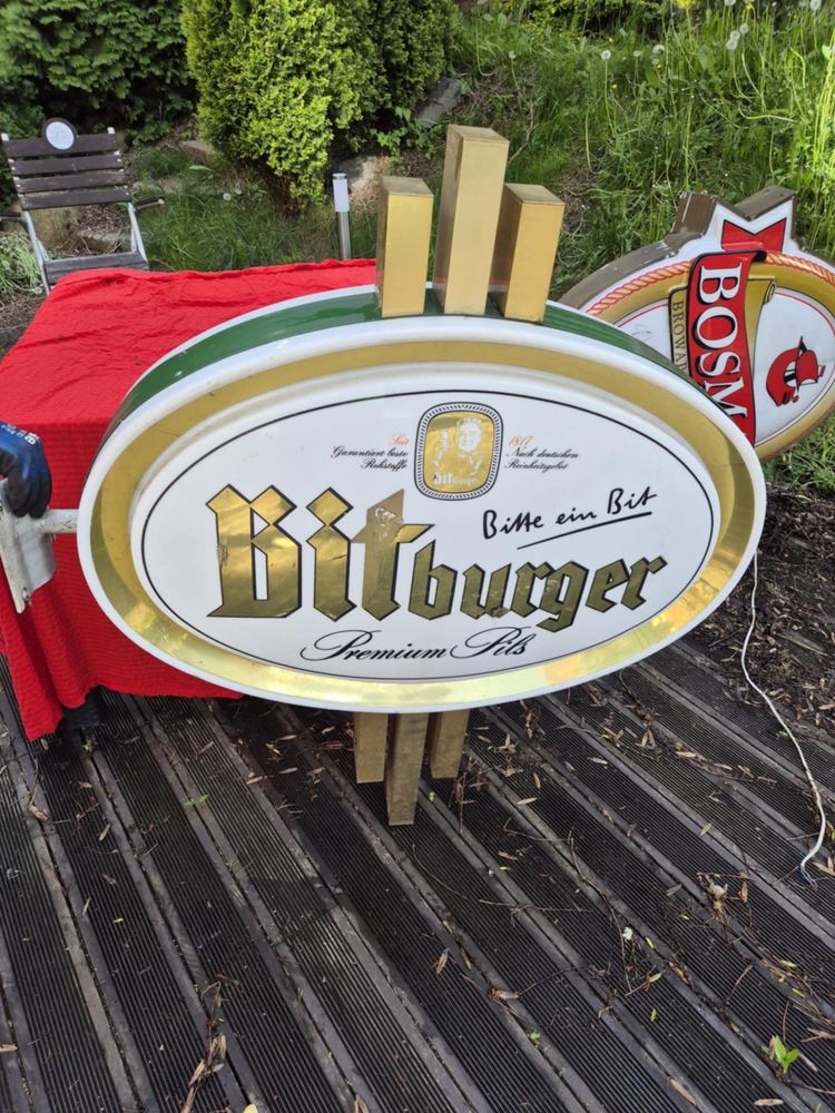 Reklamy Kaisera Lichera bitburgera podswietlane na sciane