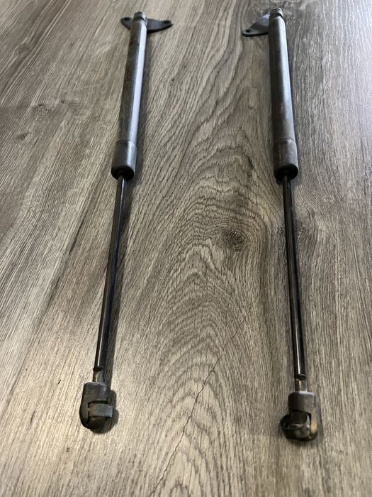 Продам амортизатори кришки багажника на Тігуан 2013-2016 р