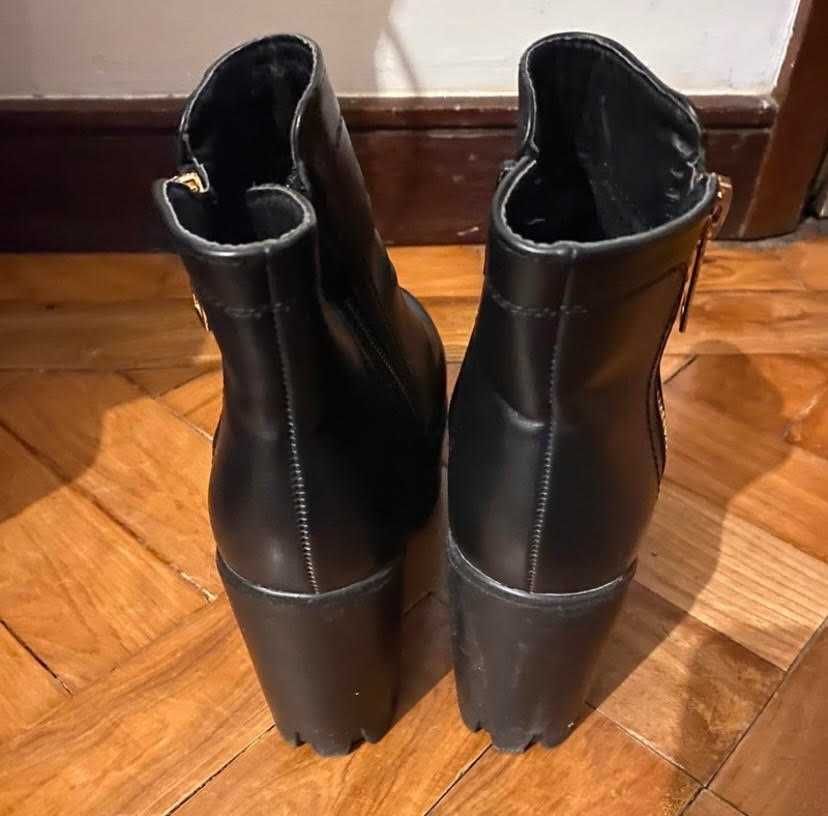 Botas de tornozelo com tacão Pretas