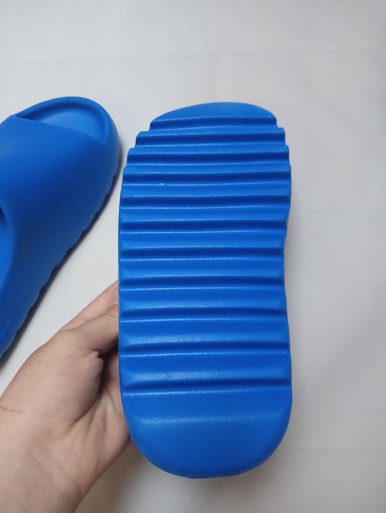 Klapki Yeezy slide
