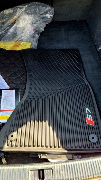 Audi S7 4G8 gumowy dywanik samochodowy, oryginał nowy!