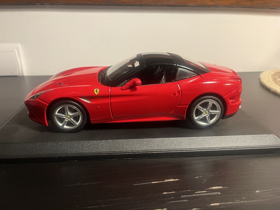 Bburago Ferrari 1:18 California T Close-Top Red
