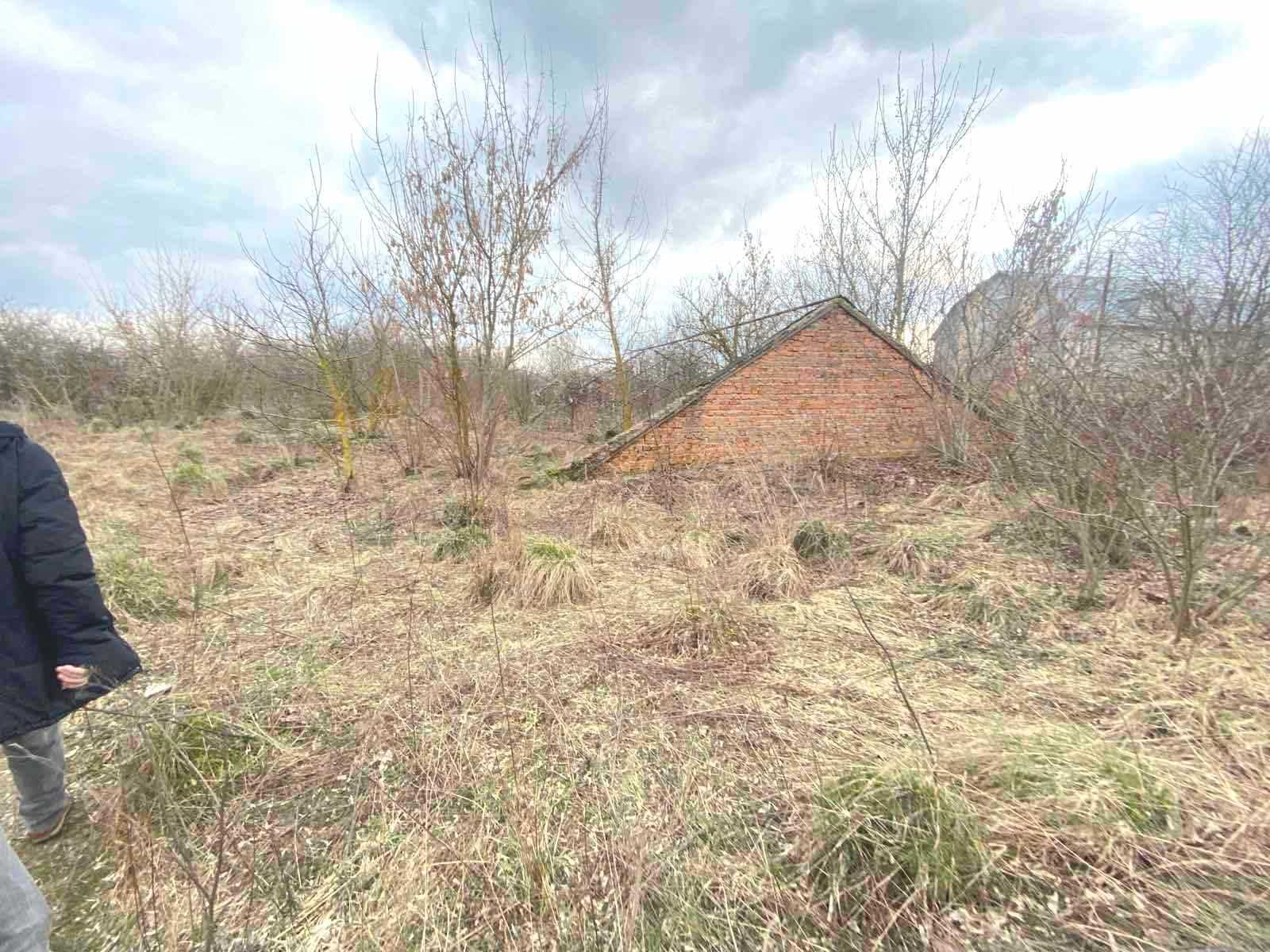 Приміщення з ділянкою у Плотичі