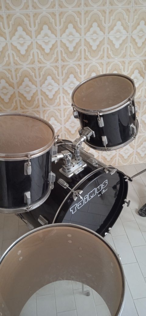Se vende bateria musical completa como nova.