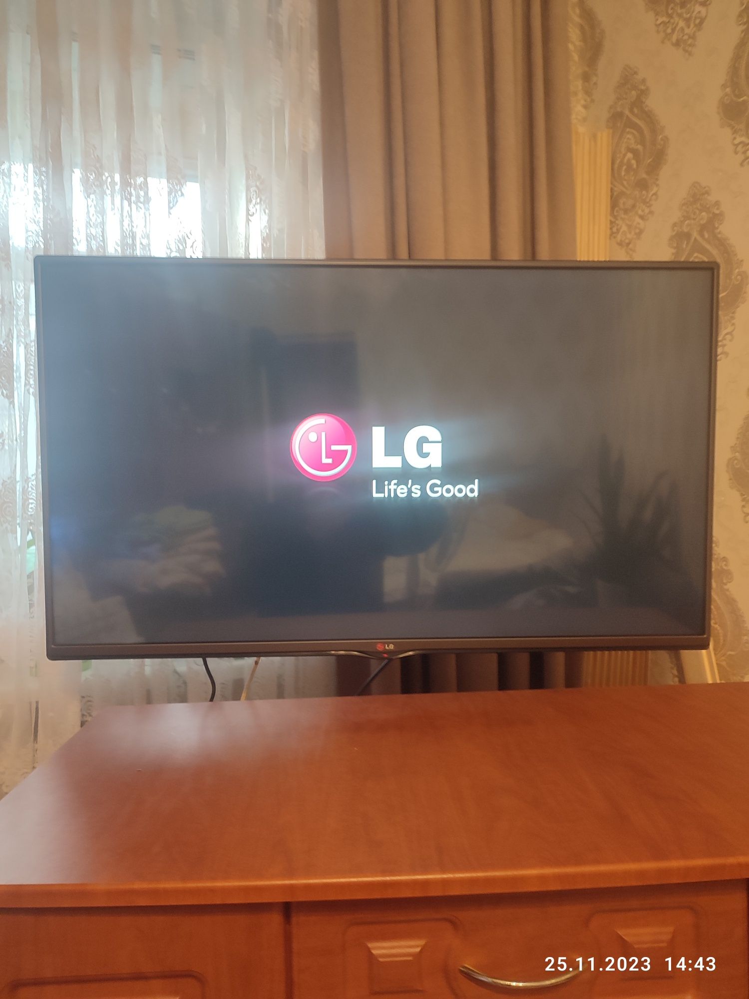 Телевизор LG 42LB620V + смарт приставка