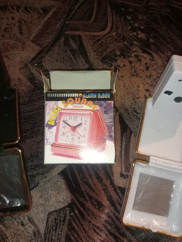 Mały biały budzik podróżny Niemcy lata 90.