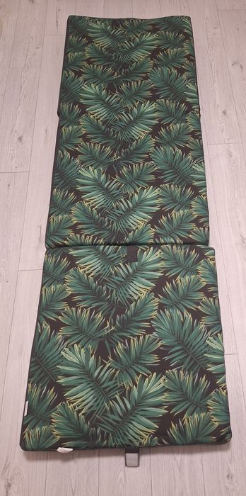 Materac składany w liście tropikalne