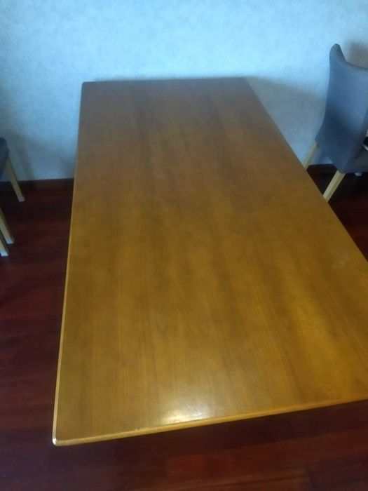 Mesa de Jantar em Madeira com seis Cadeiras