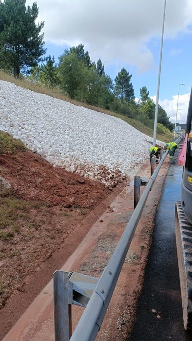 Aluguer de equipamentos/ escavações / limpeza de terrenos