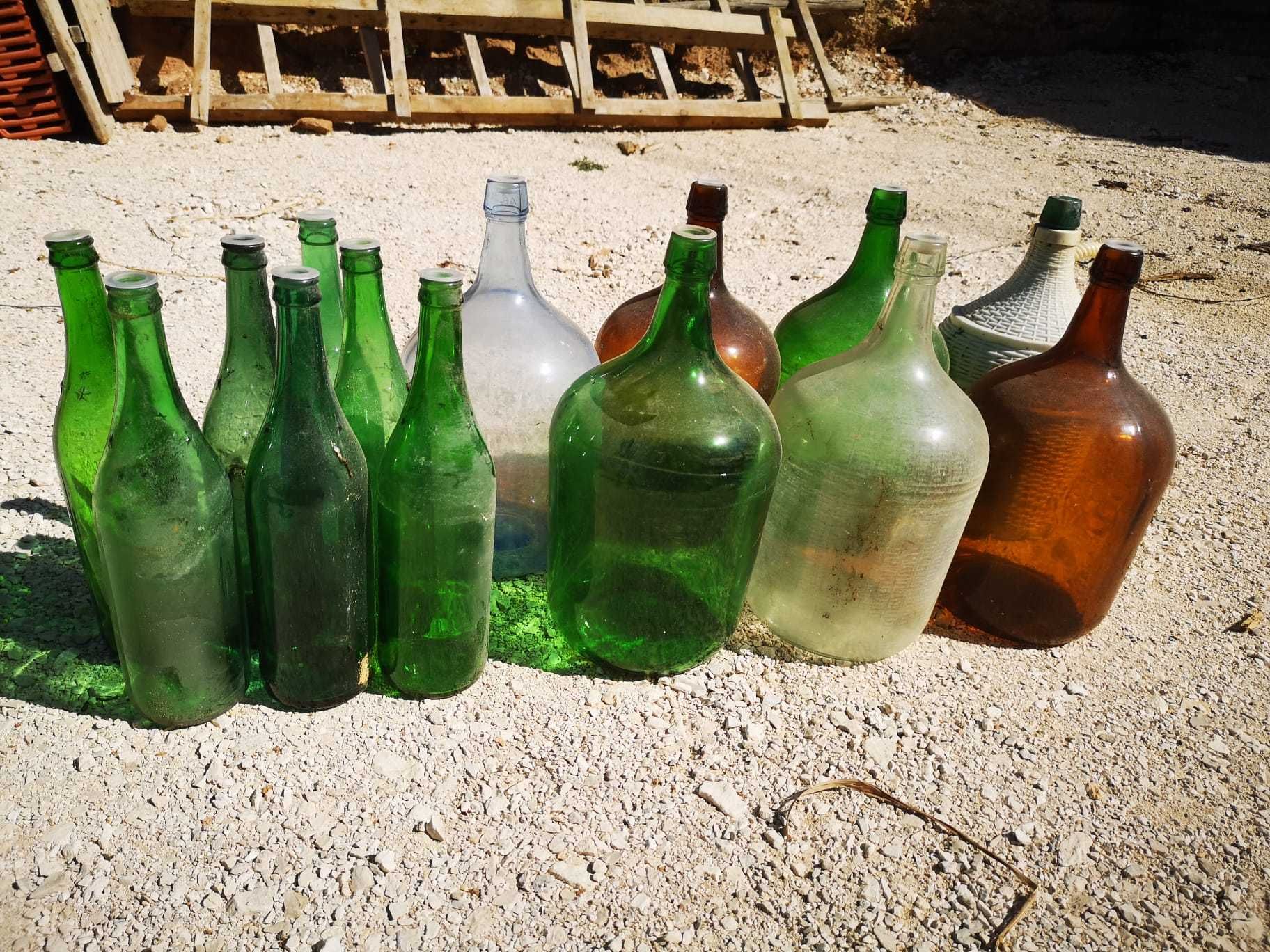 34 garrafões verdes, castanhos e brancos, e 60 garrafas verdes