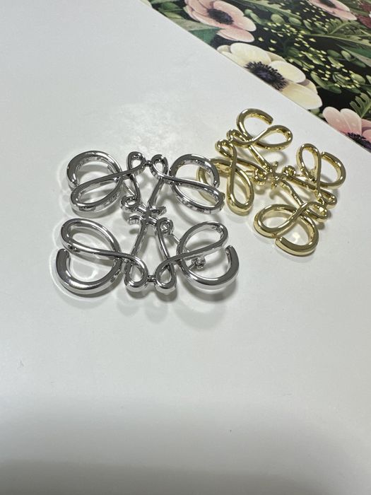 Брош в стиле Loewe