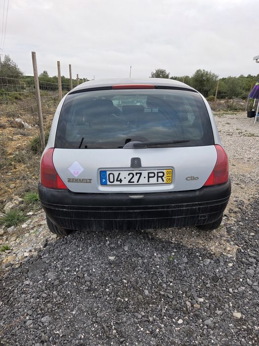 Renault Clio 2000 1.2 RN — 400 eur [carro não anda]