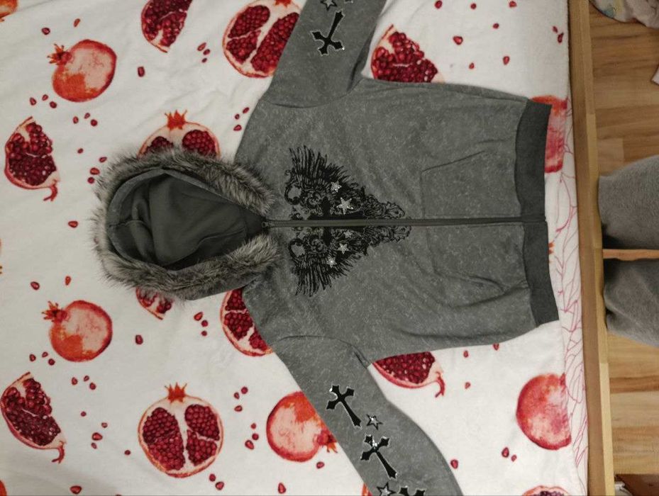 Ciepła i stylowa bluza damska zapinana na zamek i z kapturem