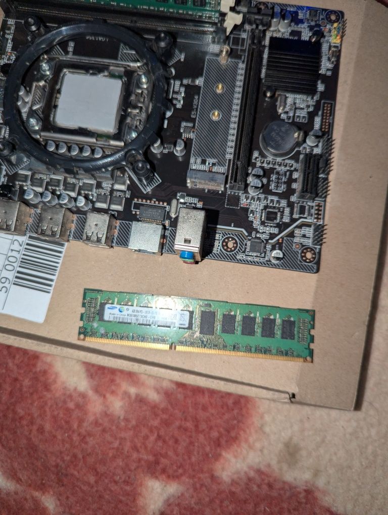Intel  Xeon 2.20GHz материнка оперативка 8 гіг охолодження комплект

2