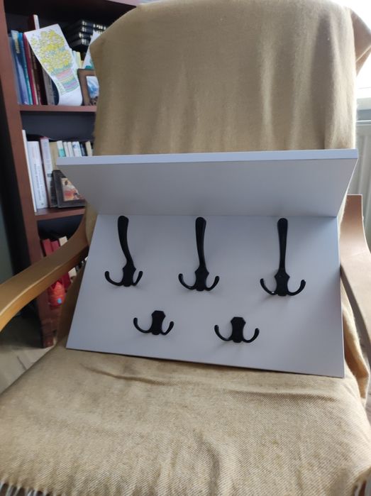 Sprzedam delikatny, stylowy wieszak na ubrania