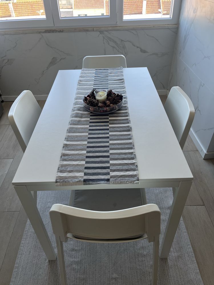 Mesa de refeição com 4 cadeiras