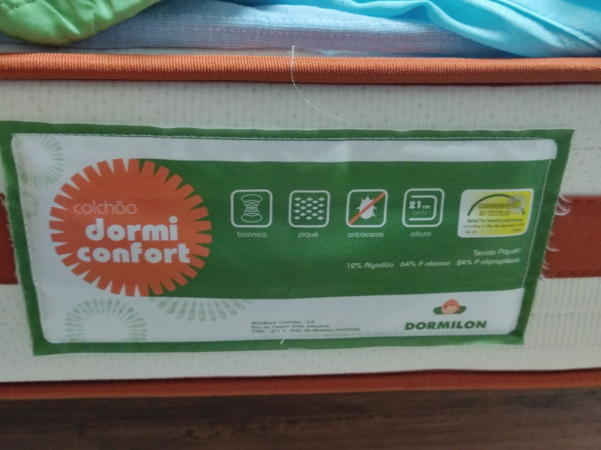Cama de madeira maciça com colchão