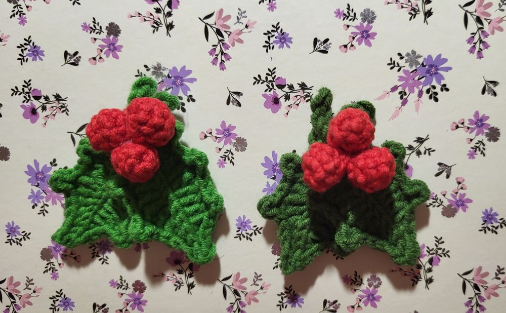 Przypinka Liść ostrokrzewu i jagody na szydełku

Długość: 6cm

Mate