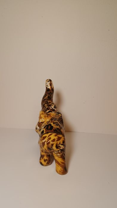 Ceramiczny słoń z podniesioną trąbą, afrykański design