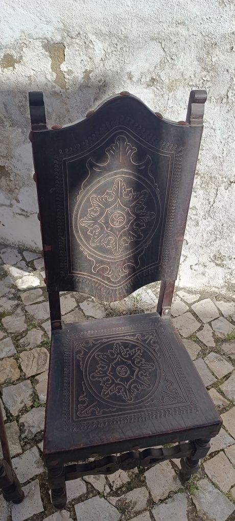 Cadeiras antigas em cabedal