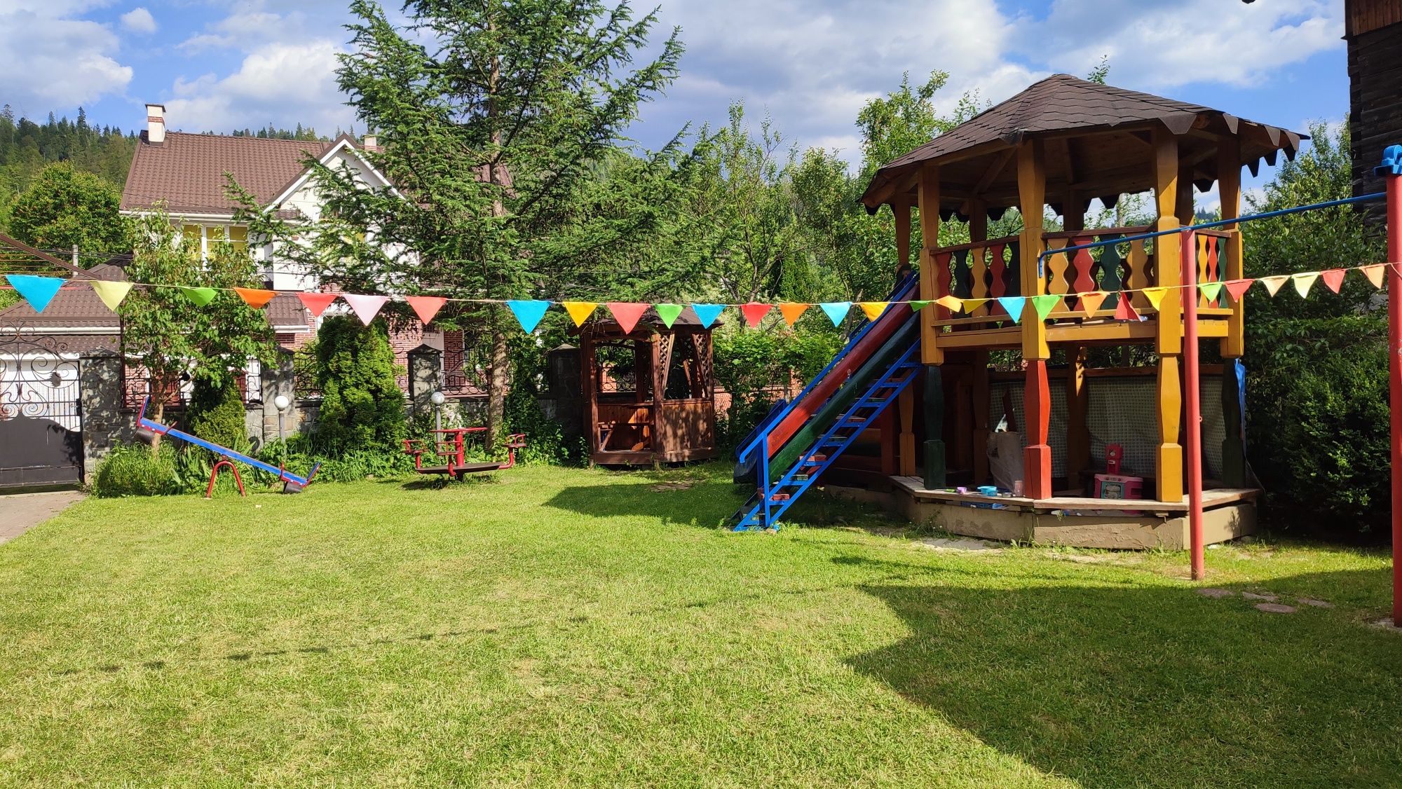 Житло у Славську з басейном  відпочинок з харчуванням садиба Зима-Літо