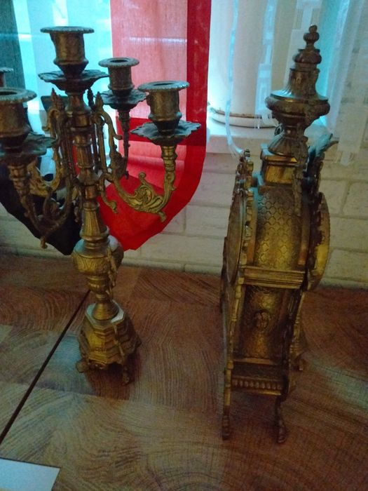 Zegar i dwa świeczniki z mosiądzu