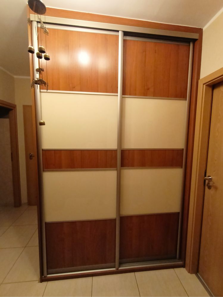 Szafa do zabudowy w stanie bardzo dobrym. Przedpokoj.