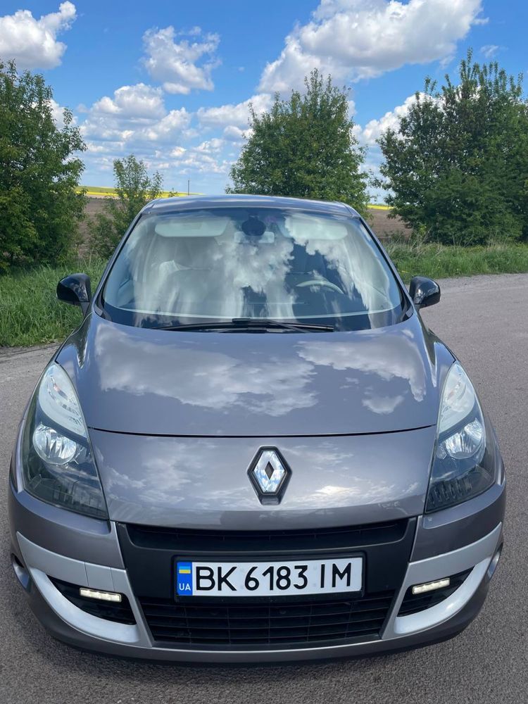 Renault Scenic 2011 автомат 2,0 бензин