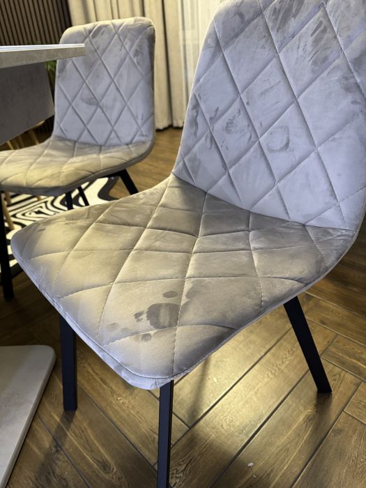 Кухонний стіл із стільцями, у новому, чудовому стані