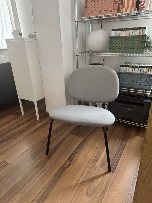 szary popielaty fotel Ikea Gävle do salonu biura tapicerowany wygodny