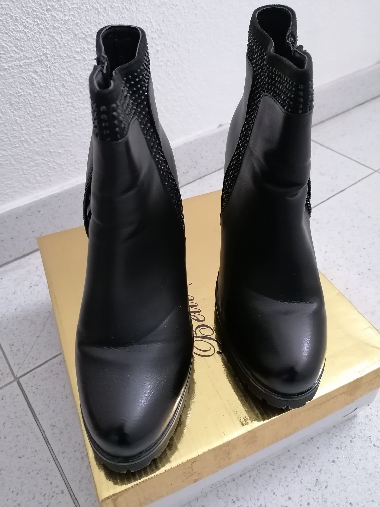 Bota com salto alto largo, brilhantes e fecho lateral - tamanho 40