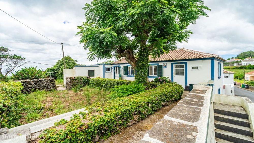 Moradia típica da Ilha Terceira,  com terreno e garagem.