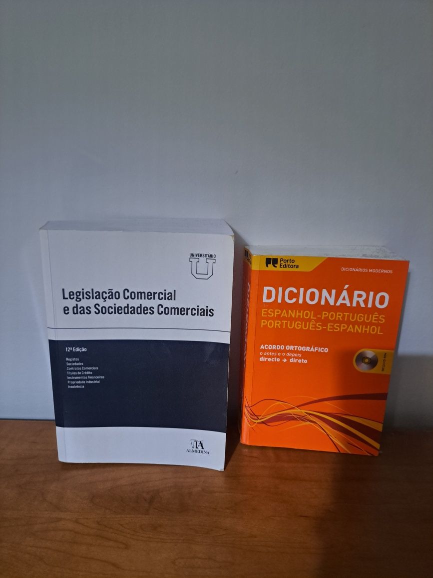 Livros de direito e dicionário de espanhol