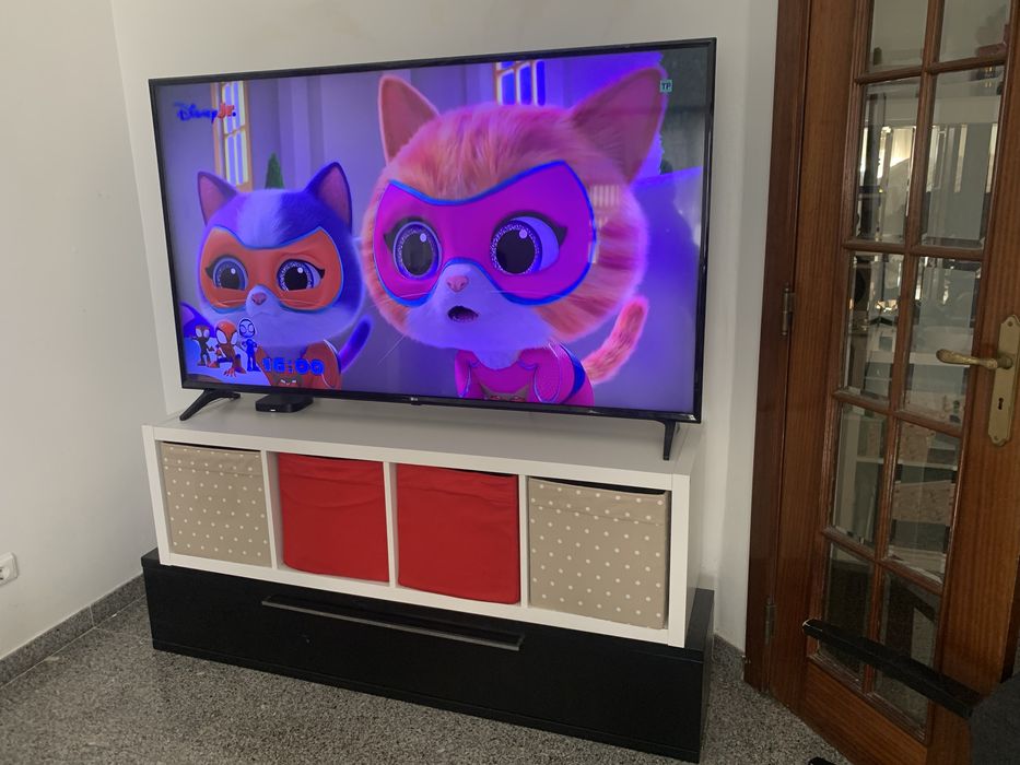 Tv 65 com movel branco e preto e gavetas