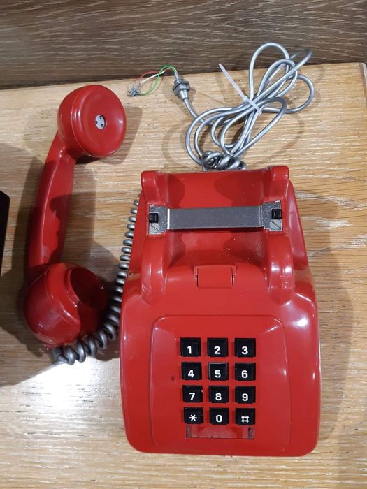 Antigo telefone vermelho de teclas