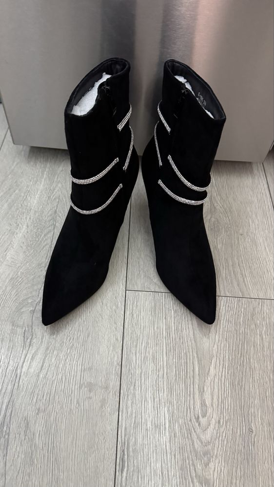 Botki na szpilce czarne r.39.Nowe.