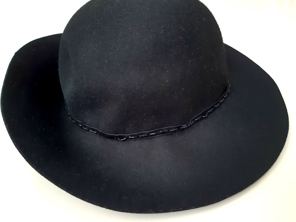 Reserved kapelusz wełna z szerokim falowanym rondem