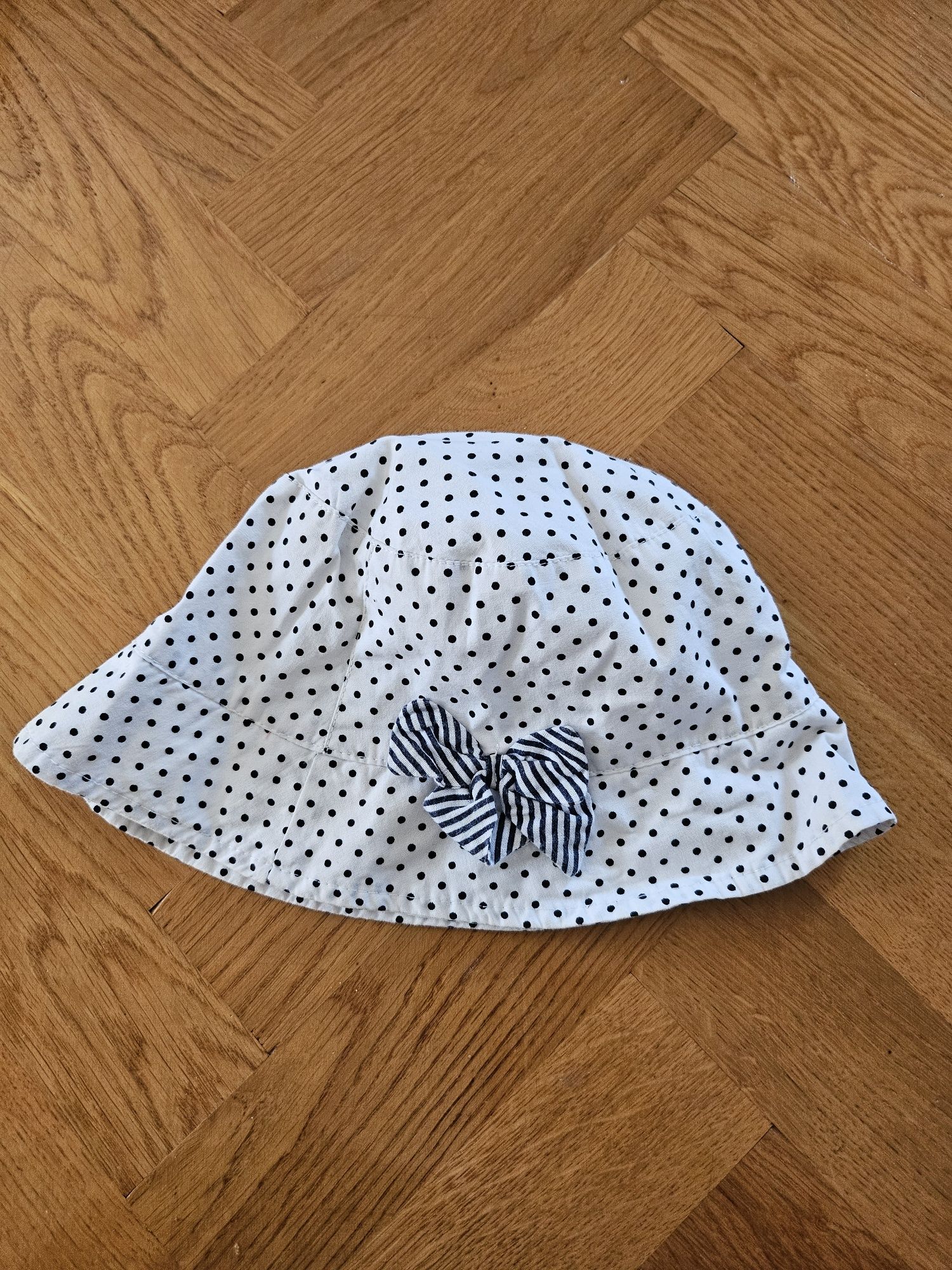 Letni biały kapelusik w groszki