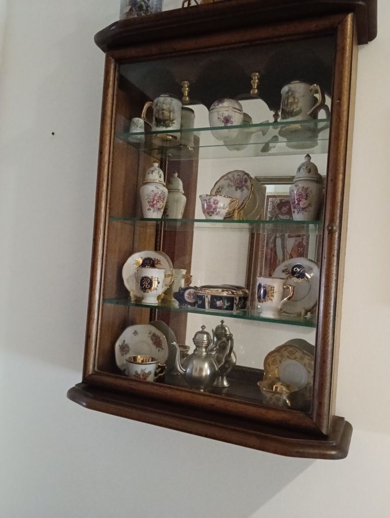 Cristaleira de parede  em bom estado