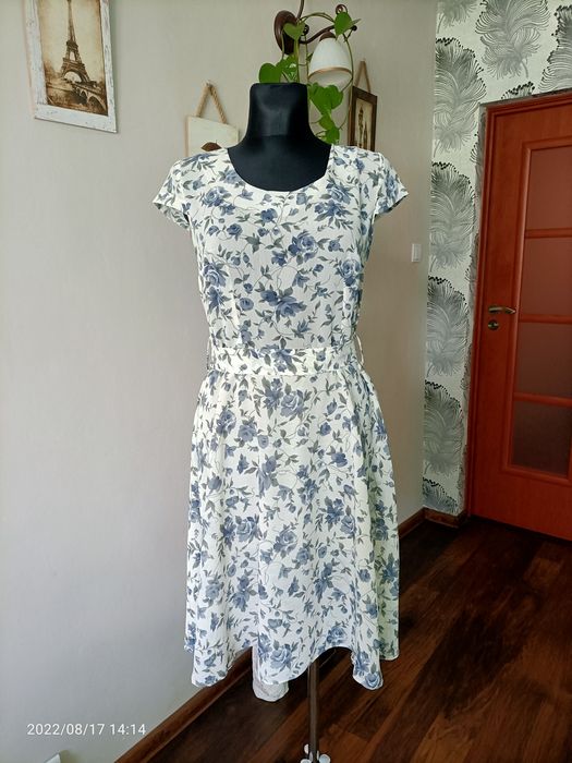 Zwiewna damska sukienka