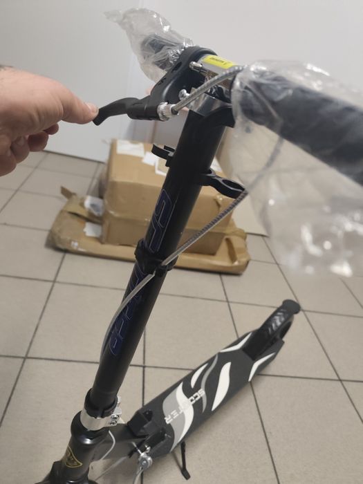 Nowa hulajnoga na dużych kołach z hamulcem ręcznym