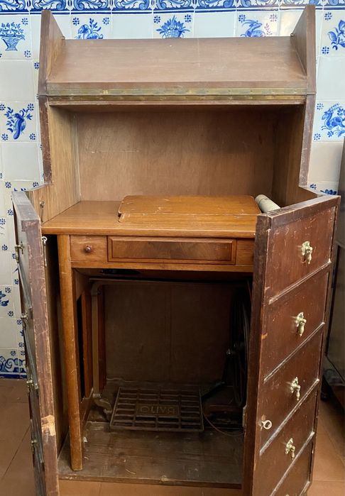 Móvel com máquina de costura incorporada