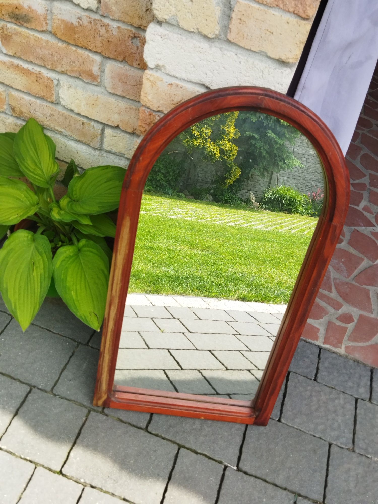 Lustro ścienne w drewnianej ramie